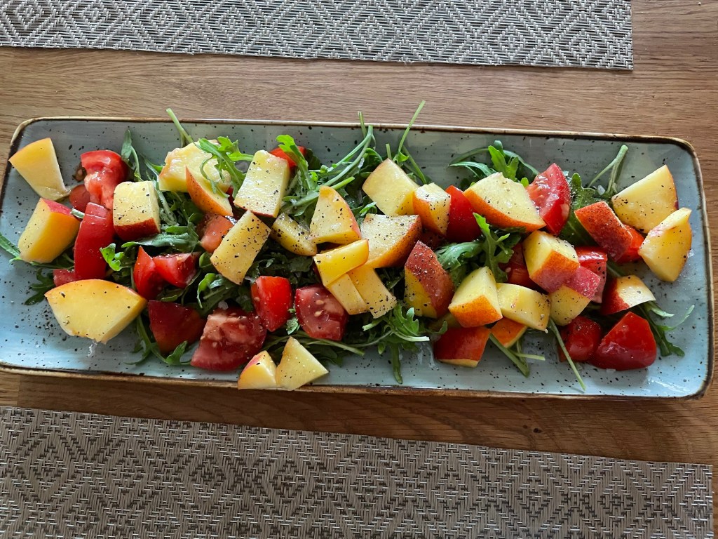 Rezepte: Sommerlicher Rucola – Tomaten – Salat mit Pfirsich –&nbsp;vegan