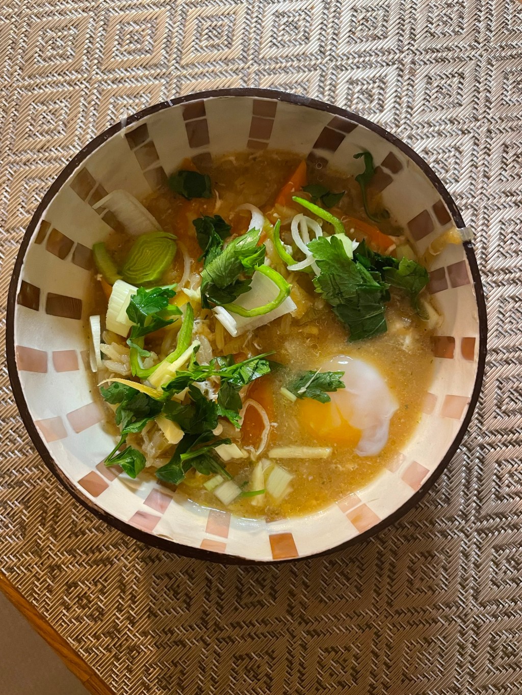 Rezepte: Asiatisch inspirierte Suppe mit Gemüse und pochiertem Ei – vegetarisch – low&nbsp;carb